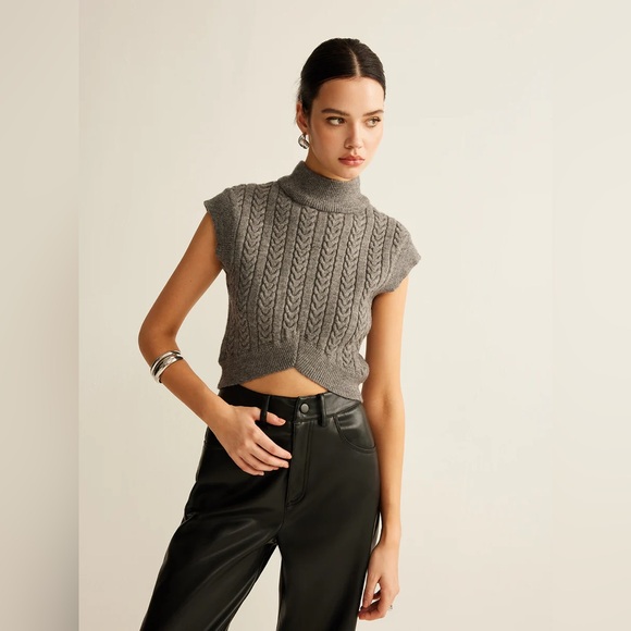 126. Commense Cable-Knit Mock Neck Crop Sweater Vest - Picture 4 of 5